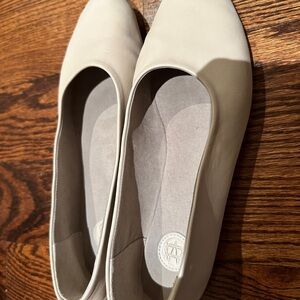 Womens massimo dutti ivory/ stone colour  leather flats size 36 light comfy